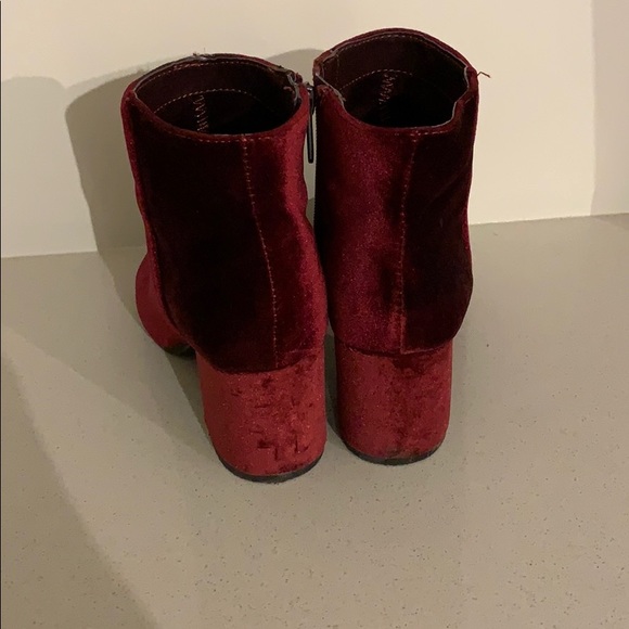 Red velvet booties - Picture 3 of 7